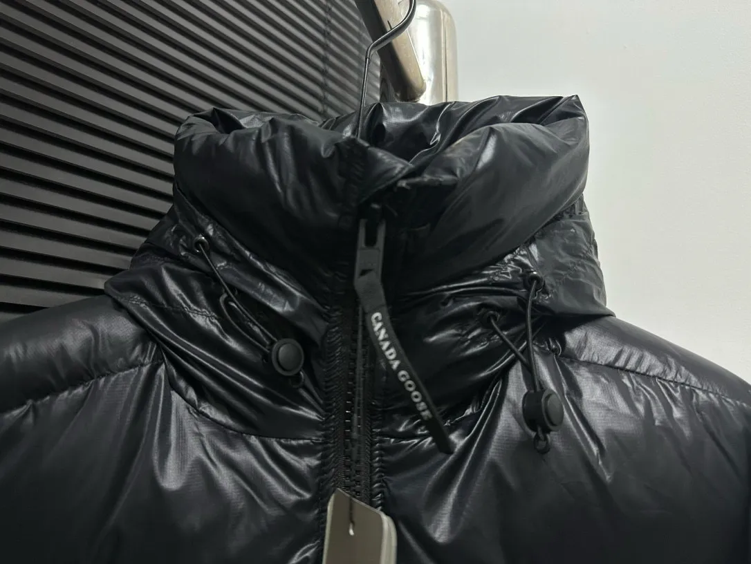 P780 [𝘾𝘼𝙉𝘼𝘿𝘼 𝙂𝙊𝙊𝙎𝙀] Canada Goose's limited new Crofton puff down jacket, top version, ceiling level Crofton soft loaf, 2024 latest style, cold protection effect up to level 4, using recycled Feather-Light tear-resistant fabric, ultra-light, no weight on the upper body at all! The unique black label highlights your temperament‼ ️ Canada Goose, a Canadian brand, has always been recognized as the warmest down jacket. Various Instagram celebrities, Internet celebrities, and celebrities often wear it for street photos. I make Canada Goose every year, but I still can't get rid of my love for it. No matter how cold the days are, there is no need to be afraid, because there is! Filled with 90% white duck down, it is the legendary warmest down jacket and is known as a must-have for Arctic outdoor sports! The most popular down jacket in the world, celebrities are rushing to buy it, it is a must-have!  Size: S~XXL